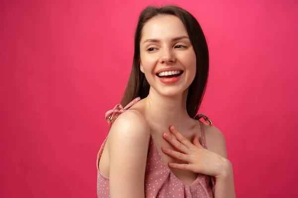 Fröhlich fröhliche junge schöne Mädchen lächelnd und lachend vor rosa Hintergrund — Stockfoto