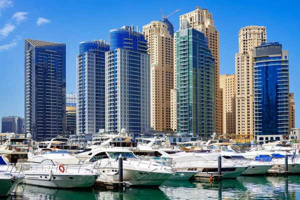 Небоскрёбы и порт Dubai Marina в Дубае, ОАЭ — стоковое фото