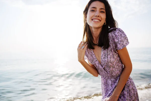 Glückliche Frau am Strand am Meer — Stockfoto