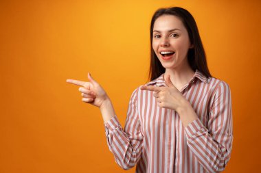 Genç pozitif kadın kopyalama alanını işaret ediyor.