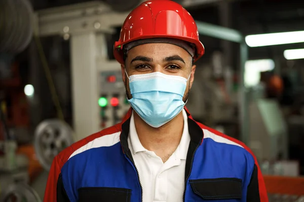 Portré egy fekete férfi gyári mérnök visel védő maszk — Stock Fotó