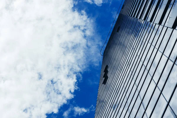 뿌연 푸른 하늘 배경 이 있는 유리 초고층 건물 — 스톡 사진