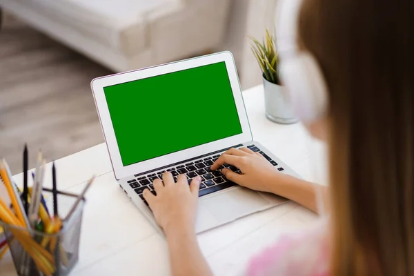 어린 소녀 가집에서 숙제할 때 노트북을 사용하는 모습 — 스톡 사진