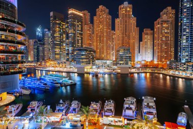 Gece Dubai Marina 'nın göz kamaştırıcı manzarası