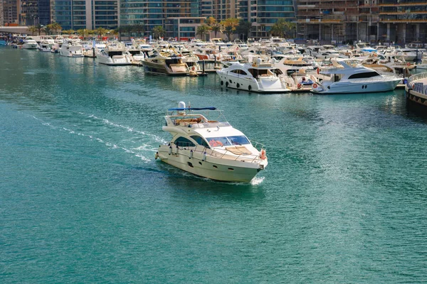 Dubai Marina gökdelenleri ve Dubai limanı, Birleşik Arap Emirlikleri — Stok fotoğraf