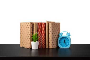 Kitap yığını ve çalar saat, kavramı okuma zamanı.