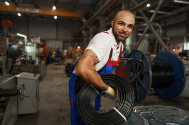 Gülümseyen yakışıklı bir Afro-Amerikan fabrika işçisinin portresi.