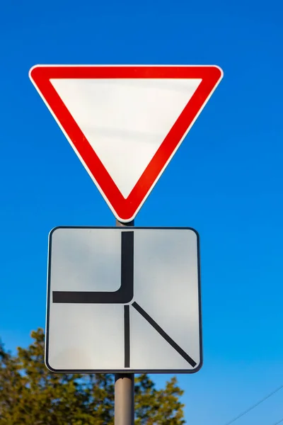 Ge vika trafikskylt agaisnt blå himmel — Stockfoto