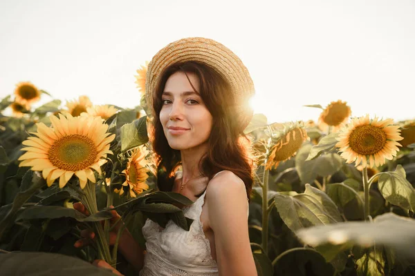Genç bir kadın sabah ayçiçeği tarlasında yürüyüş yapıyor. — Stok fotoğraf