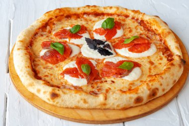 Beyaz ahşap masada sıcak pizza.