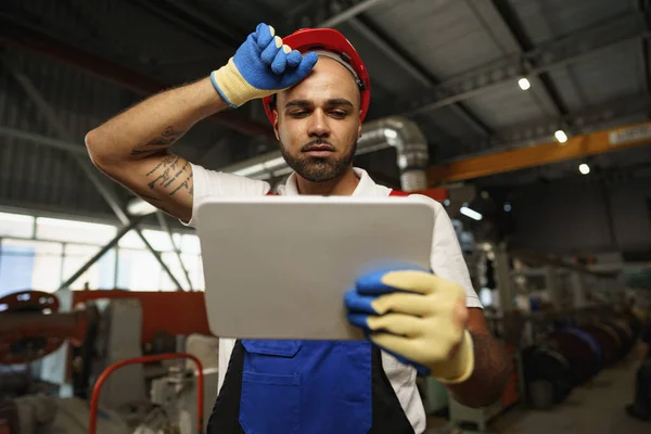 Afrikai amerikai férfi menedzser elektromos kábel raktár digitális tabletta — Stock Fotó