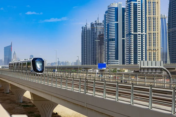 Metro train em Dubai cidade em Emirados Árabes Unidos — Fotografia de Stock