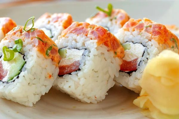 Rolo de sushi japonês com salmão em prato — Fotografia de Stock