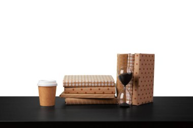 Siyah tablodaki kitaplar beyaz arkaplana karşı