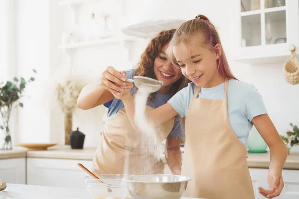 Mãe e filha adolescente fazendo massa para pastelaria toghether na cozinha — Fotografia de Stock