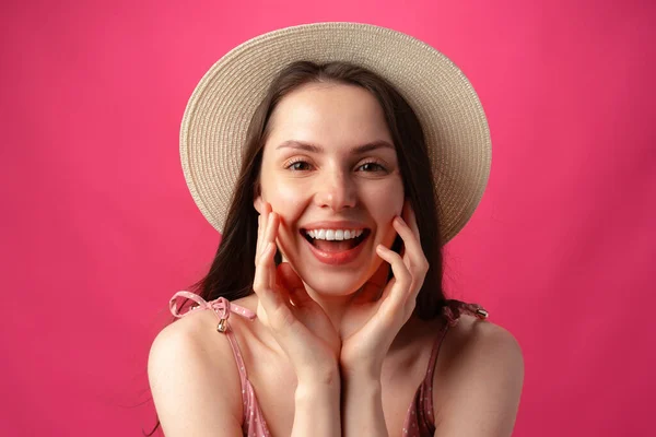 Alegre feliz joven hermosa chica sonriendo y riendo sobre fondo rosa — Foto de Stock