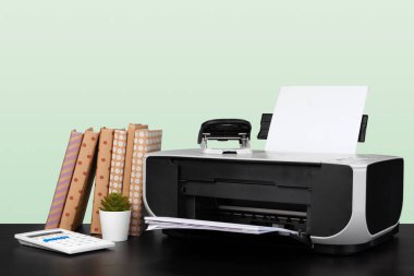 Gri arkaplana karşı küçük ev lazer yazıcısı