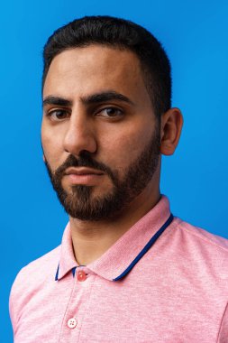 Stüdyoda genç bir Arap 'ın portresini yakından çek.