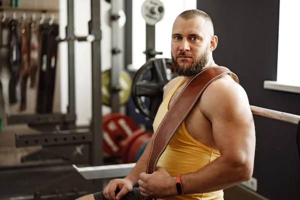 Culturista fuerte con pecho y hombros musculares en el gimnasio — Foto de Stock