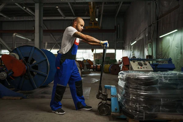 Egy ipari üzemben dolgozó afro-amerikai férfi ezermester portréja — Stock Fotó