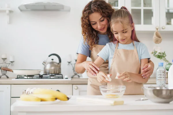 Mãe e filha adolescente fazendo massa para pastelaria toghether na cozinha — Fotografia de Stock