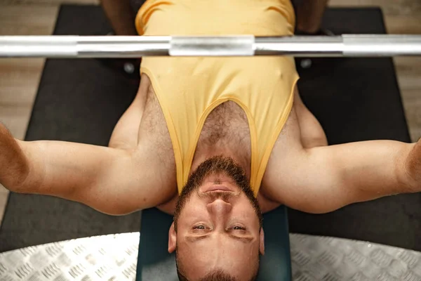 Vousatý muž kulturista dělá bench press cvičení v tělocvičně — Stock fotografie