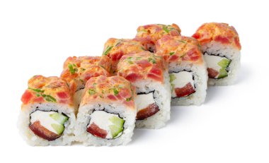 Somon balıklı suşi rulosu ve beyaz üzerine izole edilmiş ton balığı.