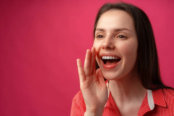 Portrait of young woman shouting over pink background — Stock Photo, Image