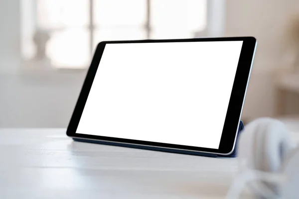 Witte werktafel met blanco scherm digitale tablet — Stockfoto