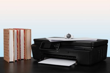 Gri arkaplana karşı küçük ev lazer yazıcısı