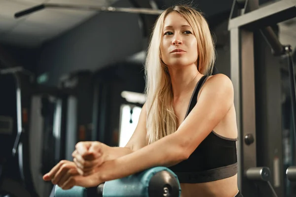 Fitness donna in costume sportivo esercizio in palestra — Foto Stock