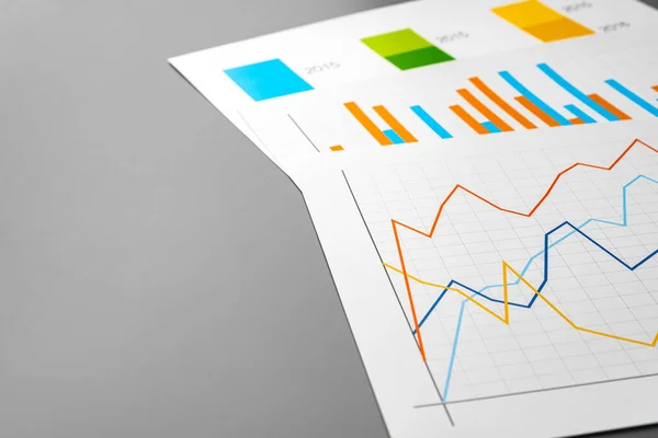 Документи аналізу бізнес-графіків на сірому фоні — стокове фото