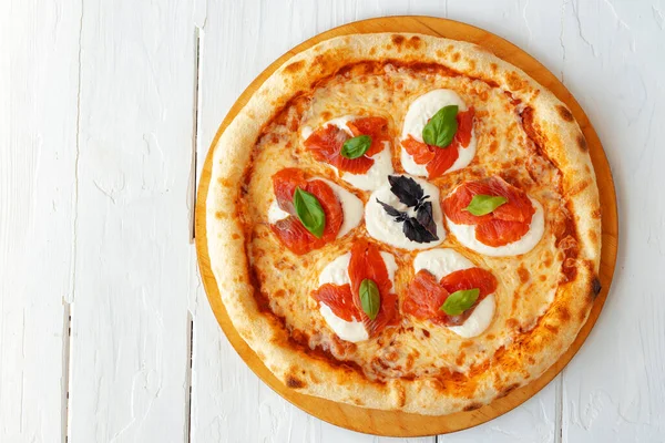 Margherita pizza quente na mesa de madeira branca — Fotografia de Stock