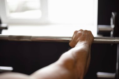 Vücut geliştiren bir adamın spor salonunda egzersiz yapması.
