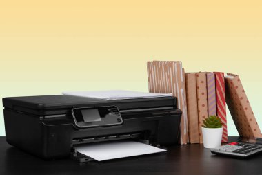 Sarı arkaplana karşı küçük ev lazer yazıcısı