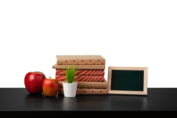 Стек книг і яблуко на стільниці на білому тлі — стокове фото