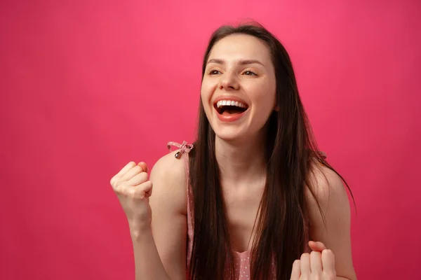 Porträt eines zufriedenen lässigen Mädchens, das Erfolg feiert — Stockfoto