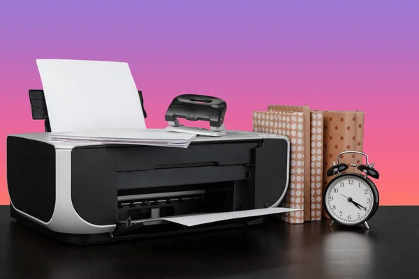 핑크 색 배경에 대비하여 정밀 한 가정 용 레이저 프린터 — 스톡 사진