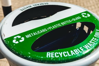 Genel kompartımanları ve geri dönüşüm atığı olan açık hava çöp kutusu