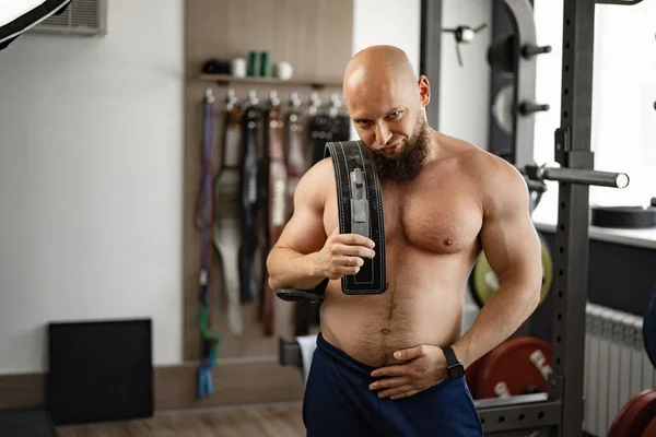 근육질의 가슴 과 어깨를 가진 튼튼 한 보디빌더 체육관 — 스톡 사진