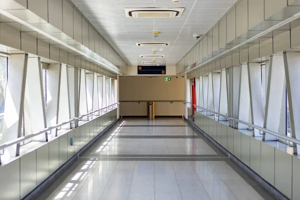 Den tomma korridoren till tågstationen — Stockfoto