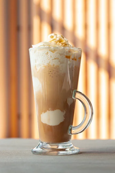 Kopp kaffe med skum serveras på grått bord i café — Stockfoto