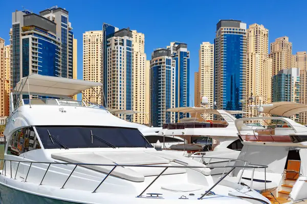 Dubai Marina gökdelenlerine karşı deniz yatı — Stok fotoğraf