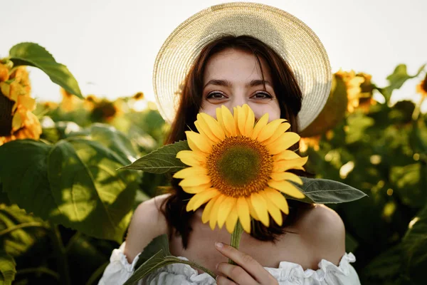 Приваблива молода жінка модель позує в полі соняшників — стокове фото