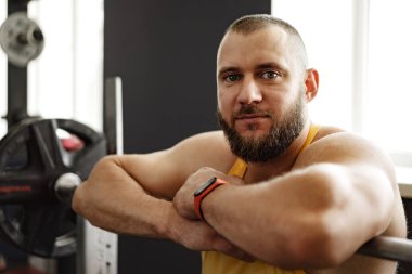 Spor salonunda kaslı göğüs ve omuzları olan güçlü bir vücut geliştirici.