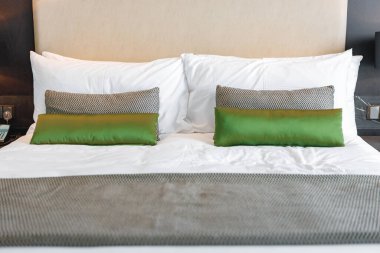 Otelde yatağı olan modern bir oda.