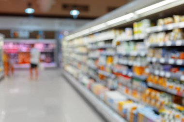 Arkaplan ürünleri içeren bulanık süpermarket rafları
