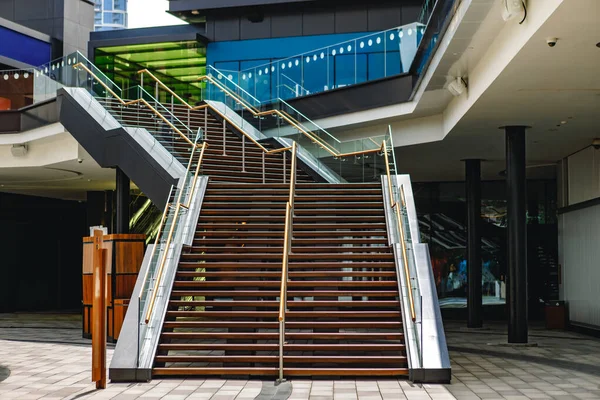 Modern városi épület lépcső vezet fel, senki — Stock Fotó