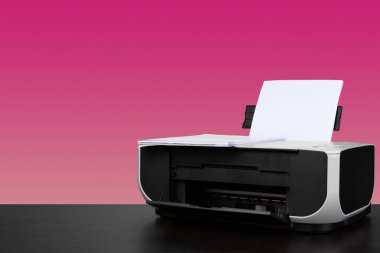 Pembe arkaplana karşı küçük ev lazer yazıcısı