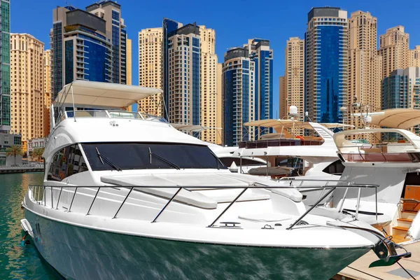 Dubai Marina gökdelenlerine karşı deniz yatı — Stok fotoğraf